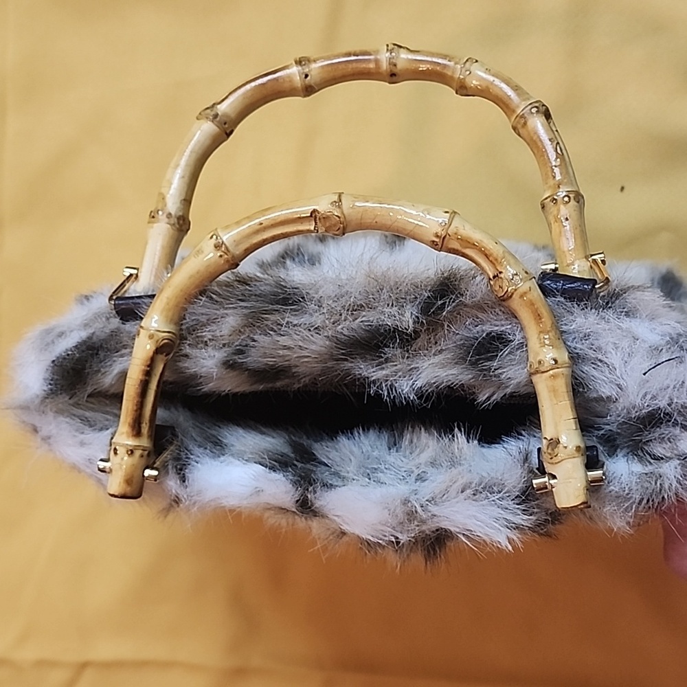 Fur bag with wooden hand - Picture 2 of 3